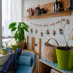 Žalias balkono ir kiemo kampas, iliustruojantis „Balkonų ir kiemų projektavimas“ praktinius sprendimus mažoms erdvėms