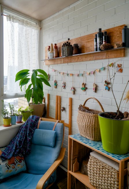 Žalias balkono ir kiemo kampas, iliustruojantis „Balkonų ir kiemų projektavimas“ praktinius sprendimus mažoms erdvėms