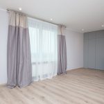 Šilumos komfortas namuose: praktinis gidas, rodantis vėdinimo ir šildymo balansą su termometru ir ventiliacija