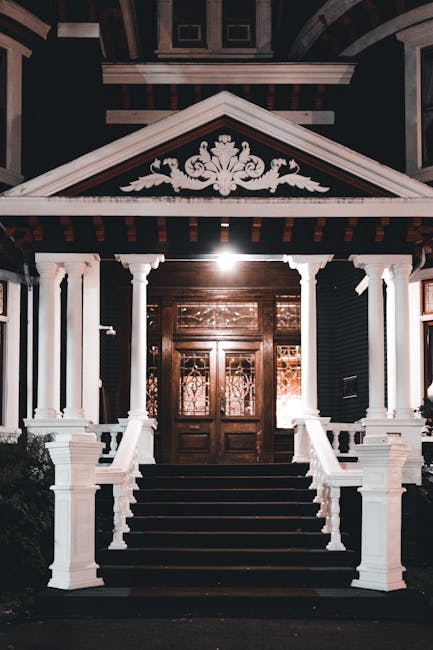 Tamsiu paros metu apšviesti laipteliai ir įėjimo slenkstis