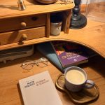 Elektros laidai ir išmanusis namas, iliustruojant Namų technologijų klaidos, kurias daro daugelis: nuo perdegusių laidų iki netinkamos automatizacijos