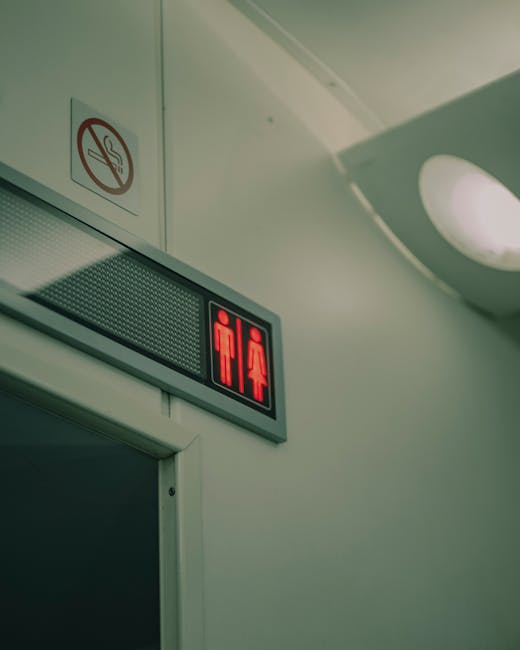 Dūmų ir CO jutiklis ant lubų su ramiu namų interjeru fone