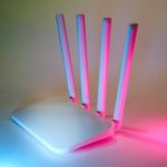 Belaidis internetas namuose: „Wi‑Fi“ problemos ir sprendimai pagal kambarius, naršymas telefone šviesiame interjere (Pexels)