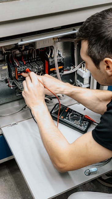 Elektrikas montuoja elektros laidus ir lizdą naujo remonto metu