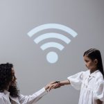 Kaip pasiruošti namų apsaugai: Wi‑Fi kameros, signalizacijos ir judesio jutikliai praktiniame gide – namų saugumo vaizdas.