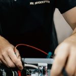 Virtuvėje lyginami elektros prietaisai, rodomi automatinio taupymo triukai – Kaip susitvarkyti elektros suvartojimą.