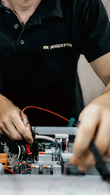 Virtuvėje lyginami elektros prietaisai, rodomi automatinio taupymo triukai – Kaip susitvarkyti elektros suvartojimą.