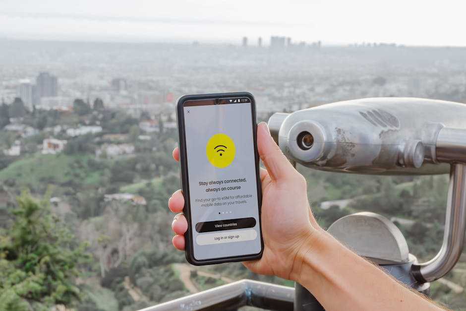 Asmuo prie kompiuterio ar telefono tikrina interneto ryšį ir radijo srautą
