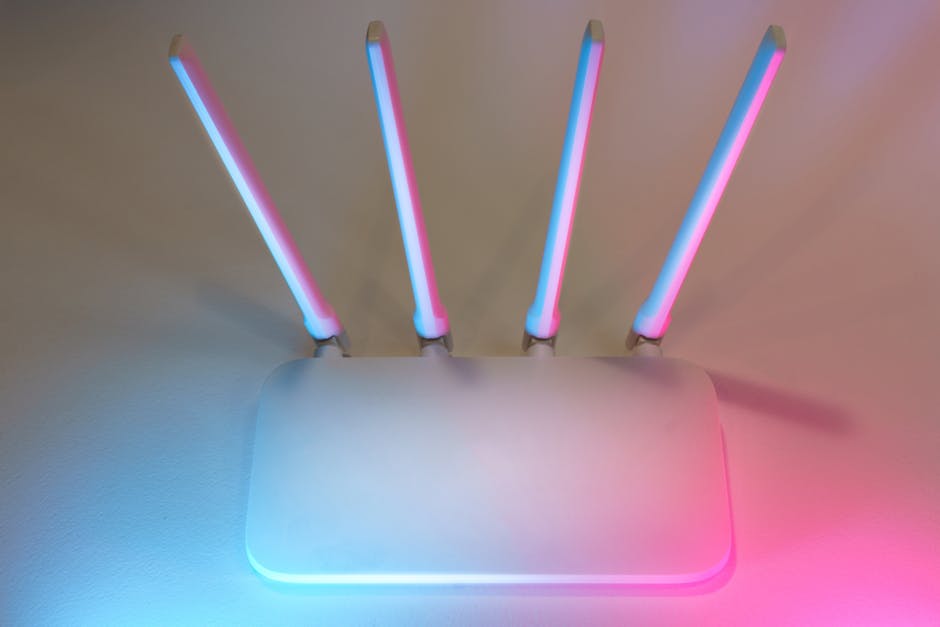 Maršrutizatorius ant stalo ir atidaryti Wi‑Fi kanalų nustatymai telefone