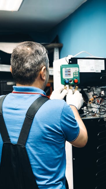 Technikas montuoja šilumos siurblio lauko įrenginį prie namo