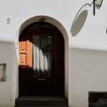Apšvietimo įrengimas namuose, iliustruojant „5 klaidos, kurias dažniausiai daro namų savininkai įsirengdami apšvietimą“